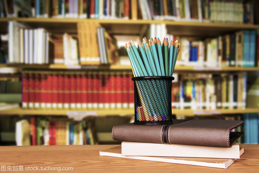 空木桌与现代图书馆 图书作为桥梁的沉思